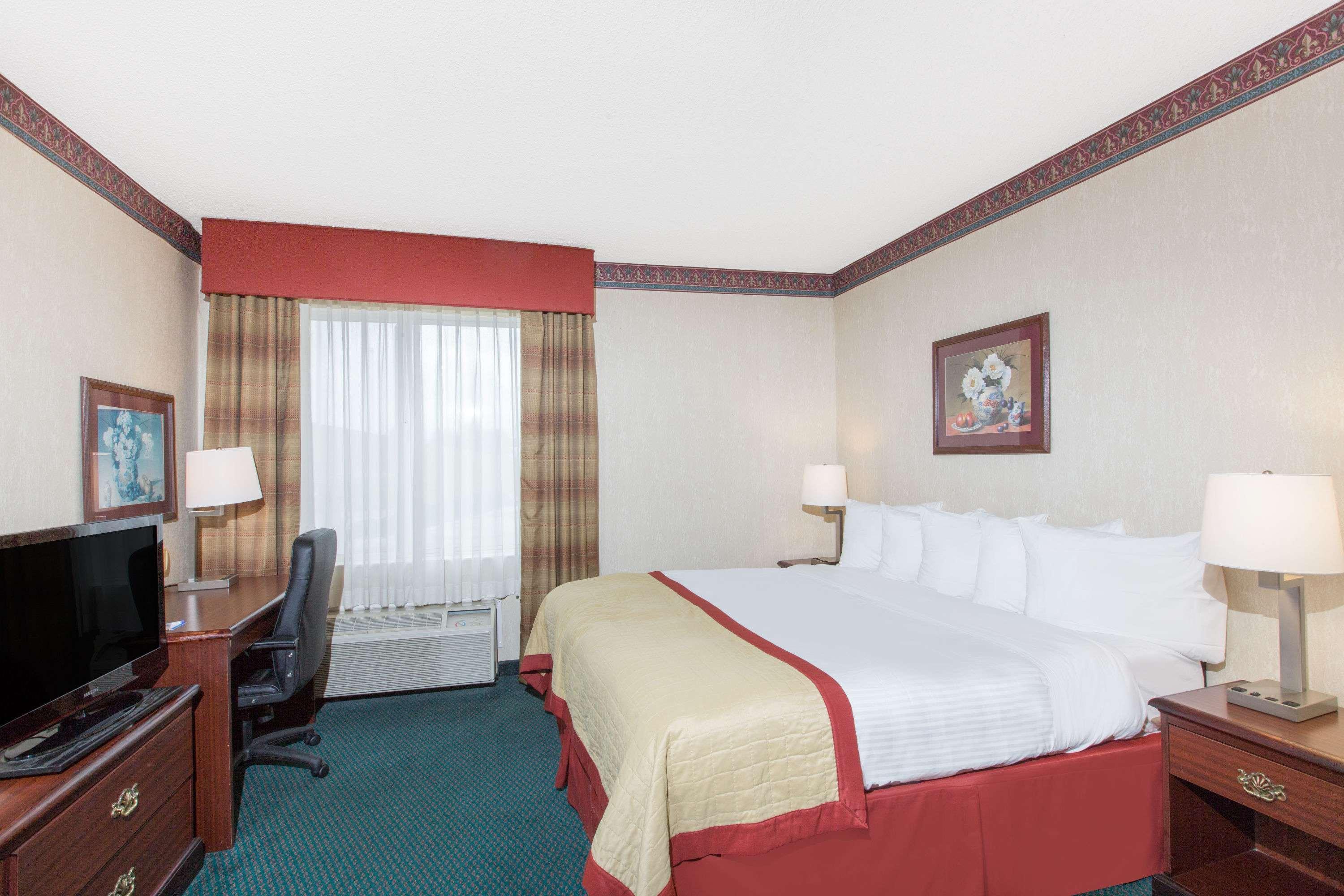 Baymont By Wyndham Jonesboro Hotel Exterior photo
