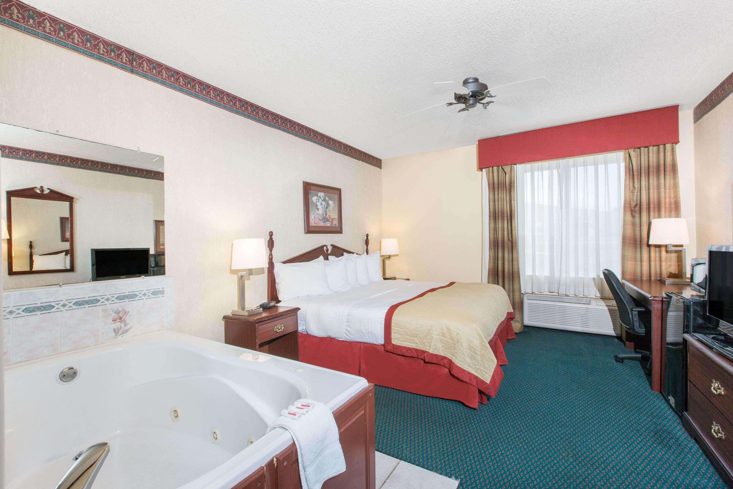 Baymont By Wyndham Jonesboro Hotel Exterior photo
