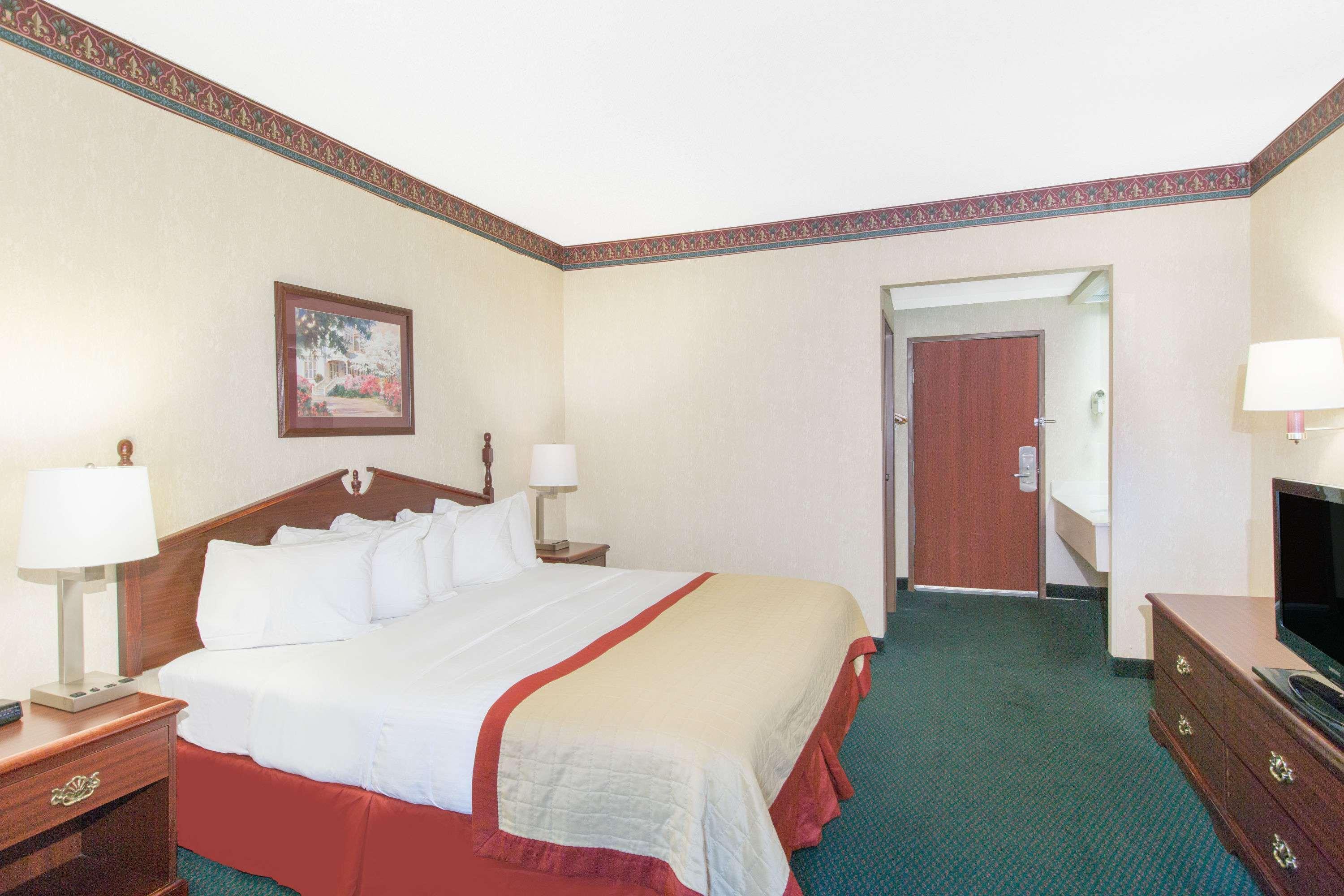 Baymont By Wyndham Jonesboro Hotel Exterior photo