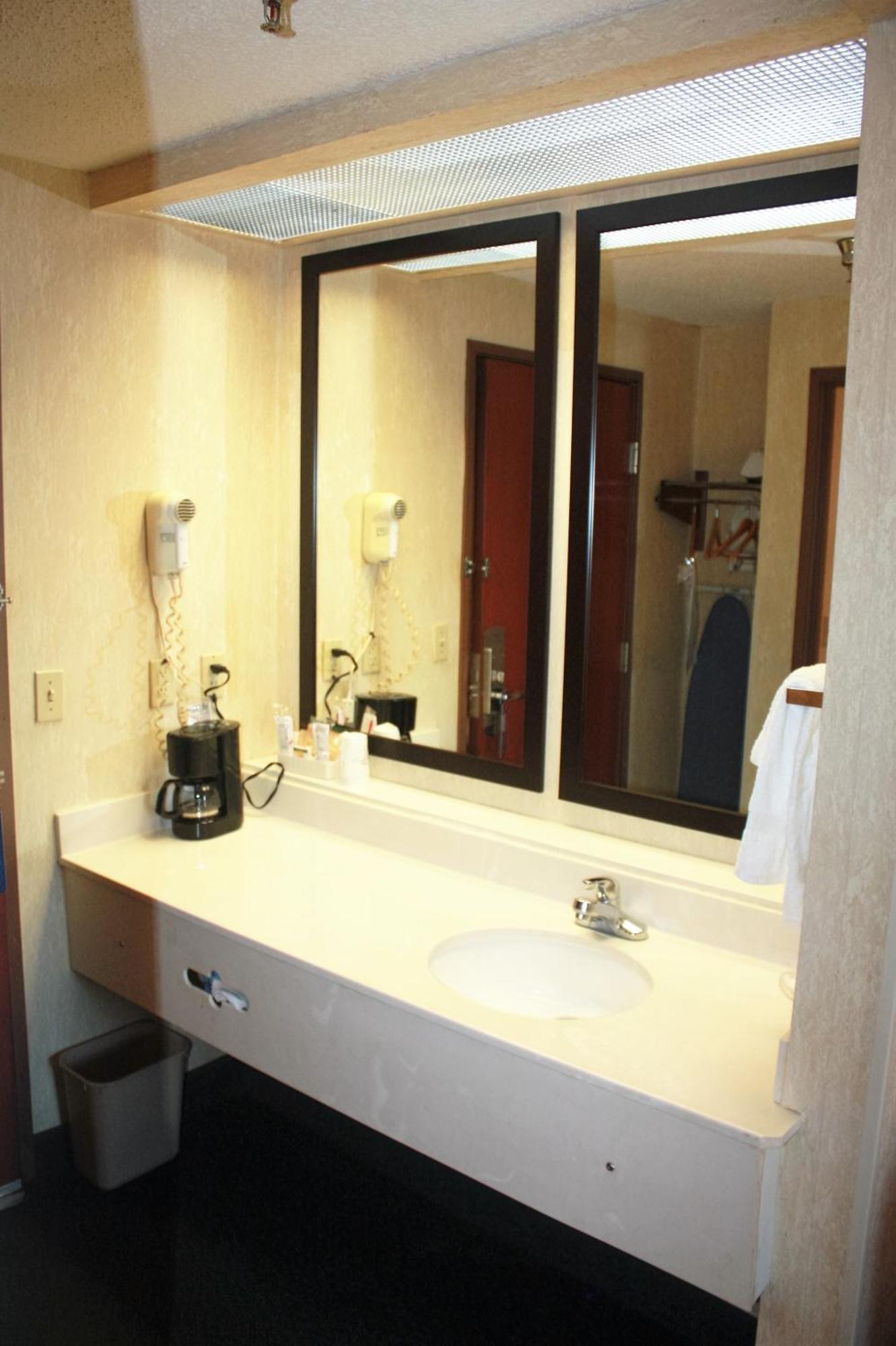 Baymont By Wyndham Jonesboro Hotel Room photo