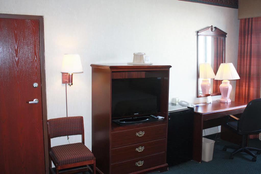 Baymont By Wyndham Jonesboro Hotel Exterior photo